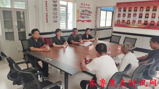 陈庄法庭法官在辛庄代表小组接待选民_副本.jpg
