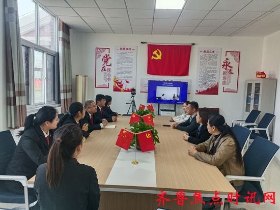 法官在庄科代表小组接待选民_副本.jpg